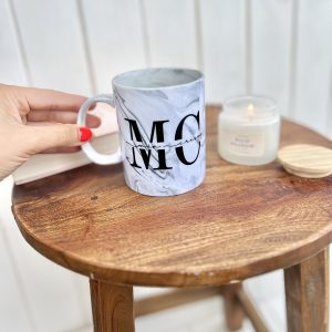 Taza cerámica efecto mármol con iniciales