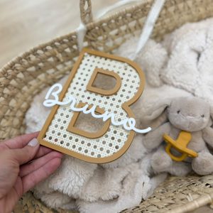 Letra decorativa personalizada con efecto ratán